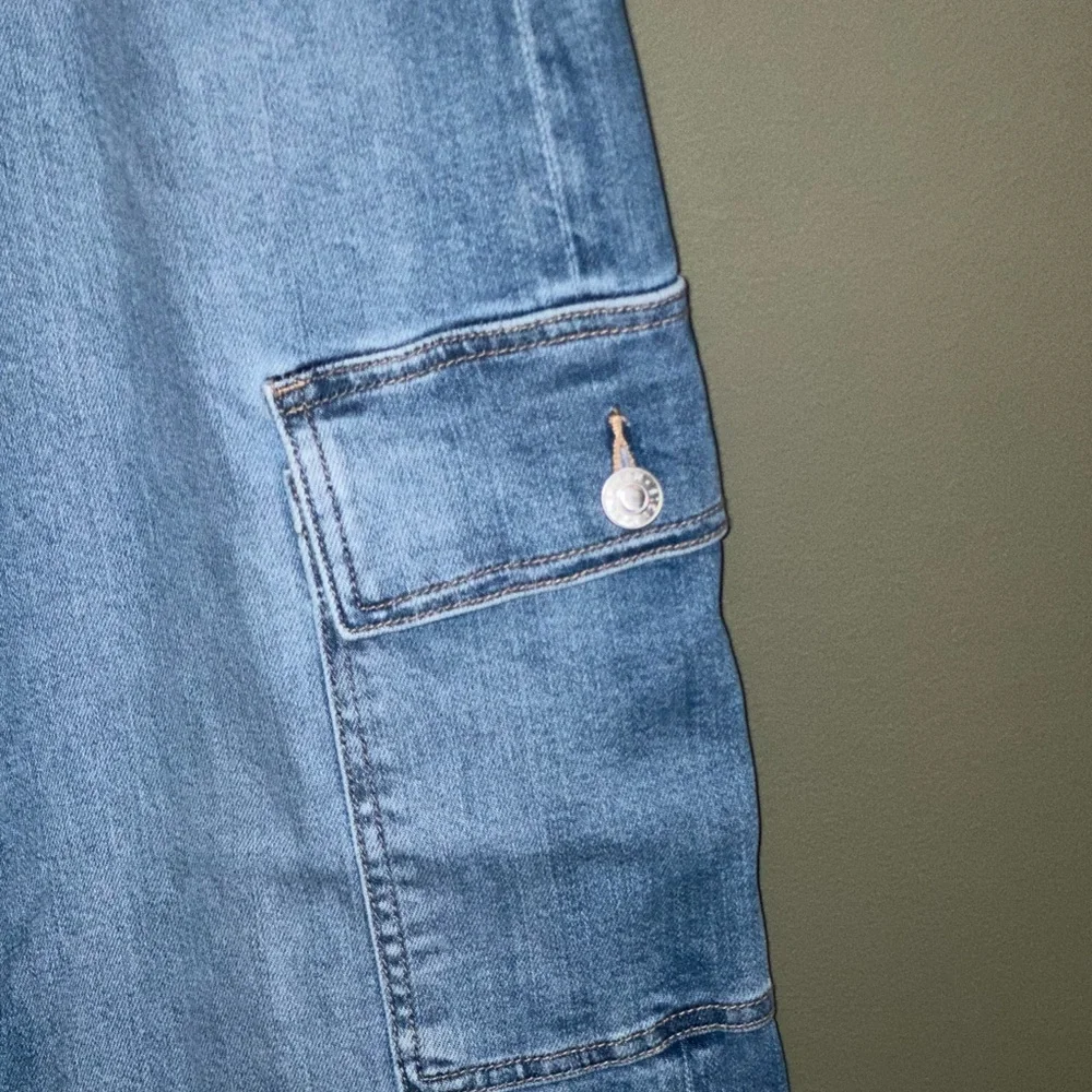 American Eagle Womens Super High Rise Baggy Wide Leg Cargo Jeans ~ In A Size 6 - Picture 3 of 12